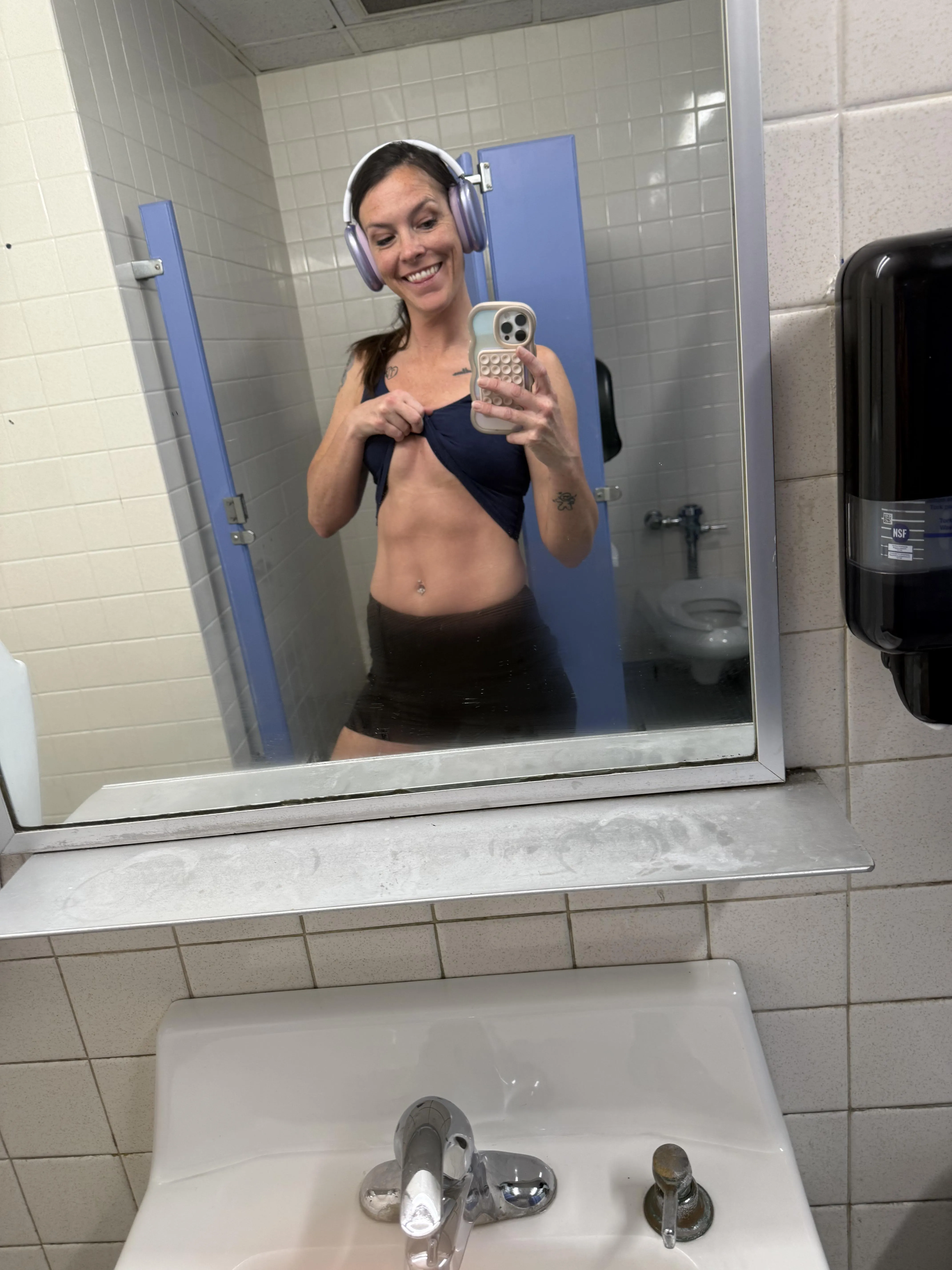 Showing off the MILF abs