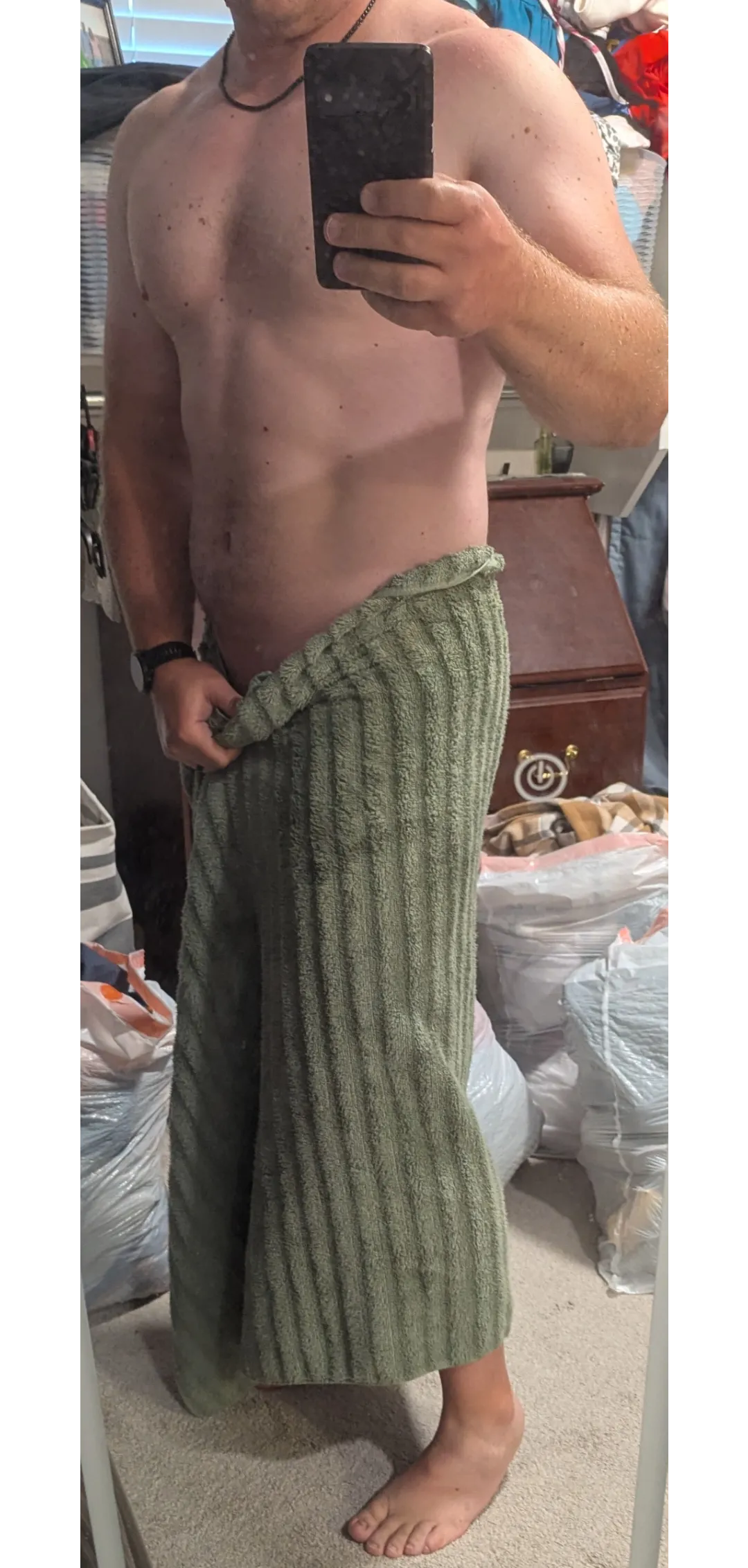 Caught between drying off and showing off… decisions, decisions 😏