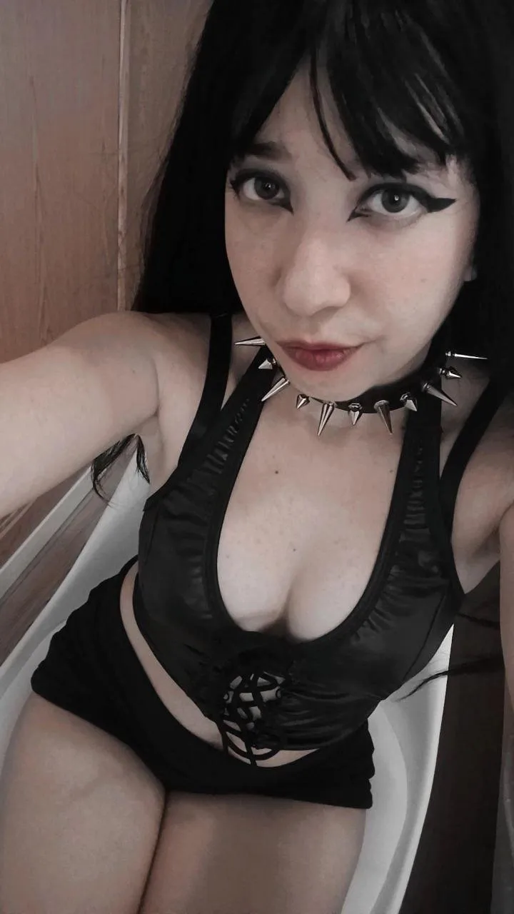 Clingy goth latina available for [GFE] The whole weekend