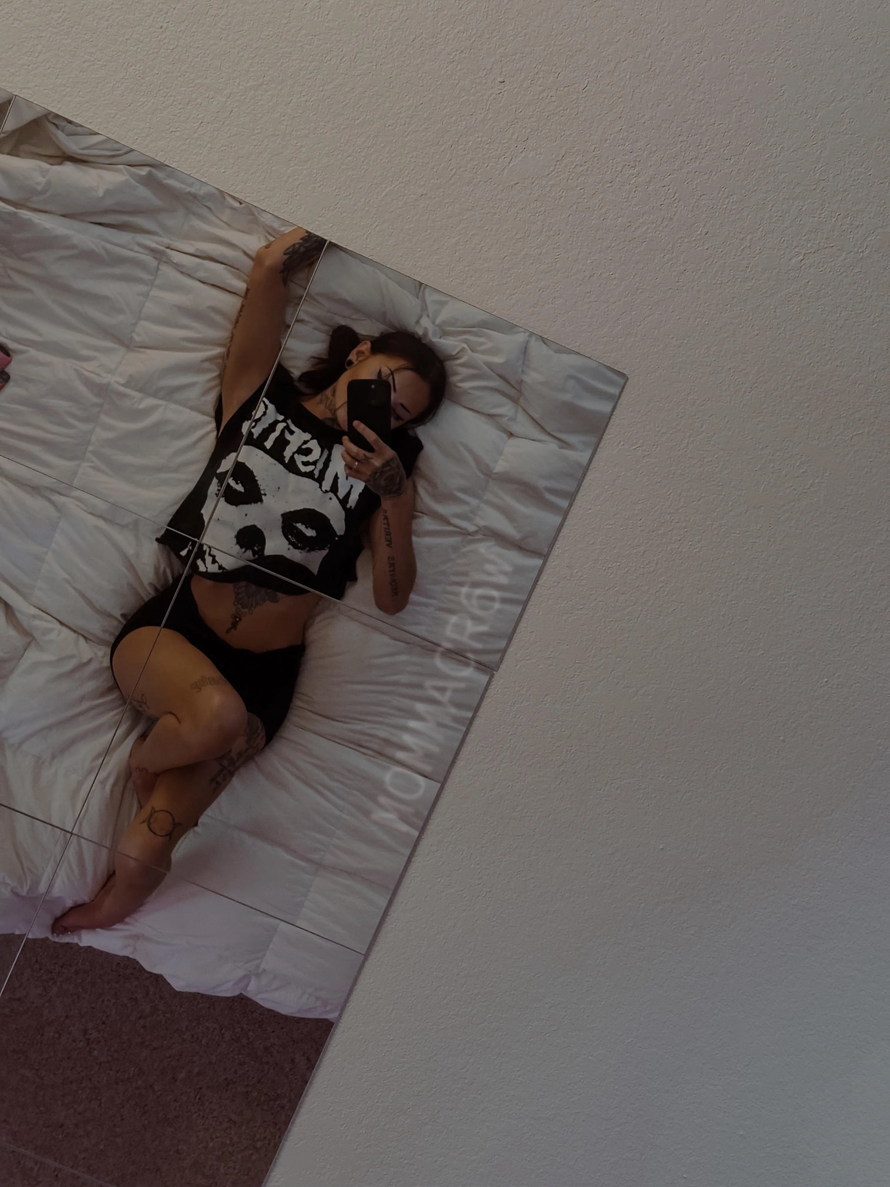 hi (: ur new clingy, silly, vibey online gf.. morn-night txting.. deep convos. let’s vibe together.