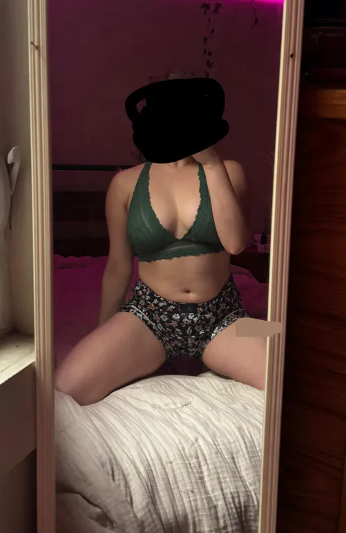 22f| I desperately want to be taken advantage of at a frat party 😫