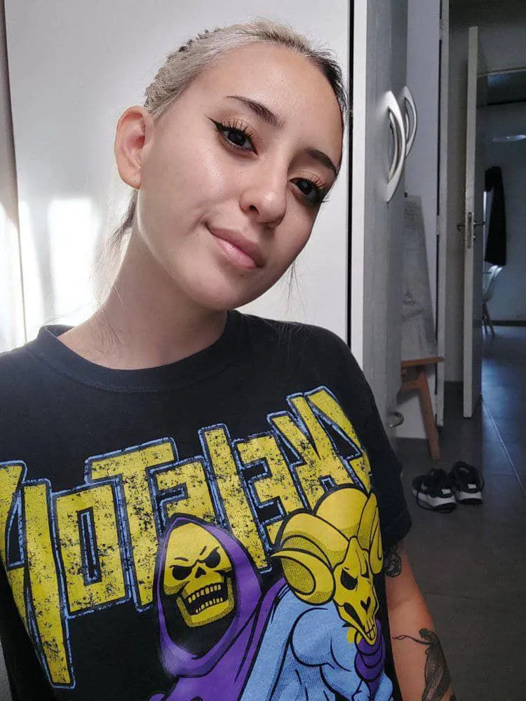 I've been searching for a kind of connection that'll lead to a wild and rough fuck right now