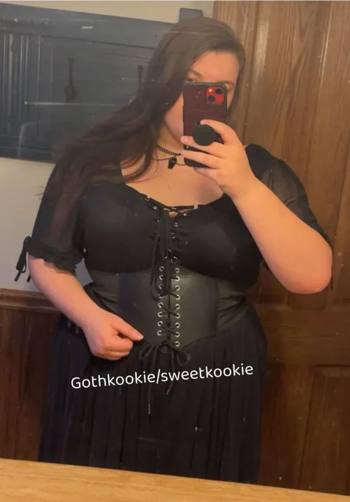 Thick goth domme here 🤭🖤