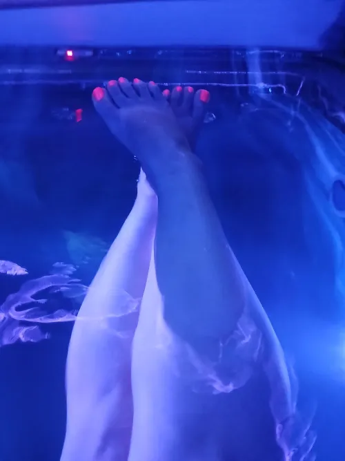 Freshly painted toenails and enjoying this hot tub 😉💖