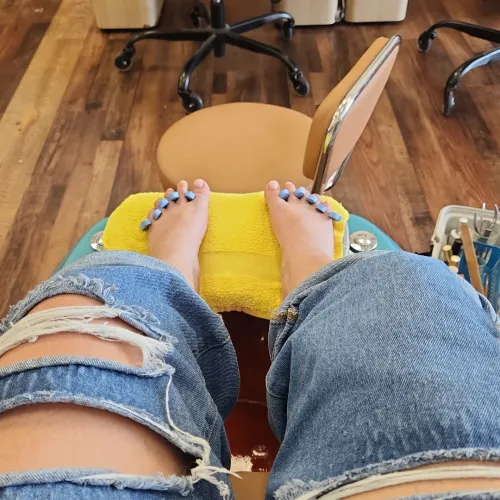 guess what color i got!! if you guess right, ill send you a feet pic 😘