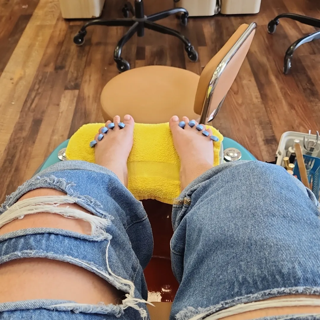 guess what color i got!! if you guess right, ill send you a feet pic 😘