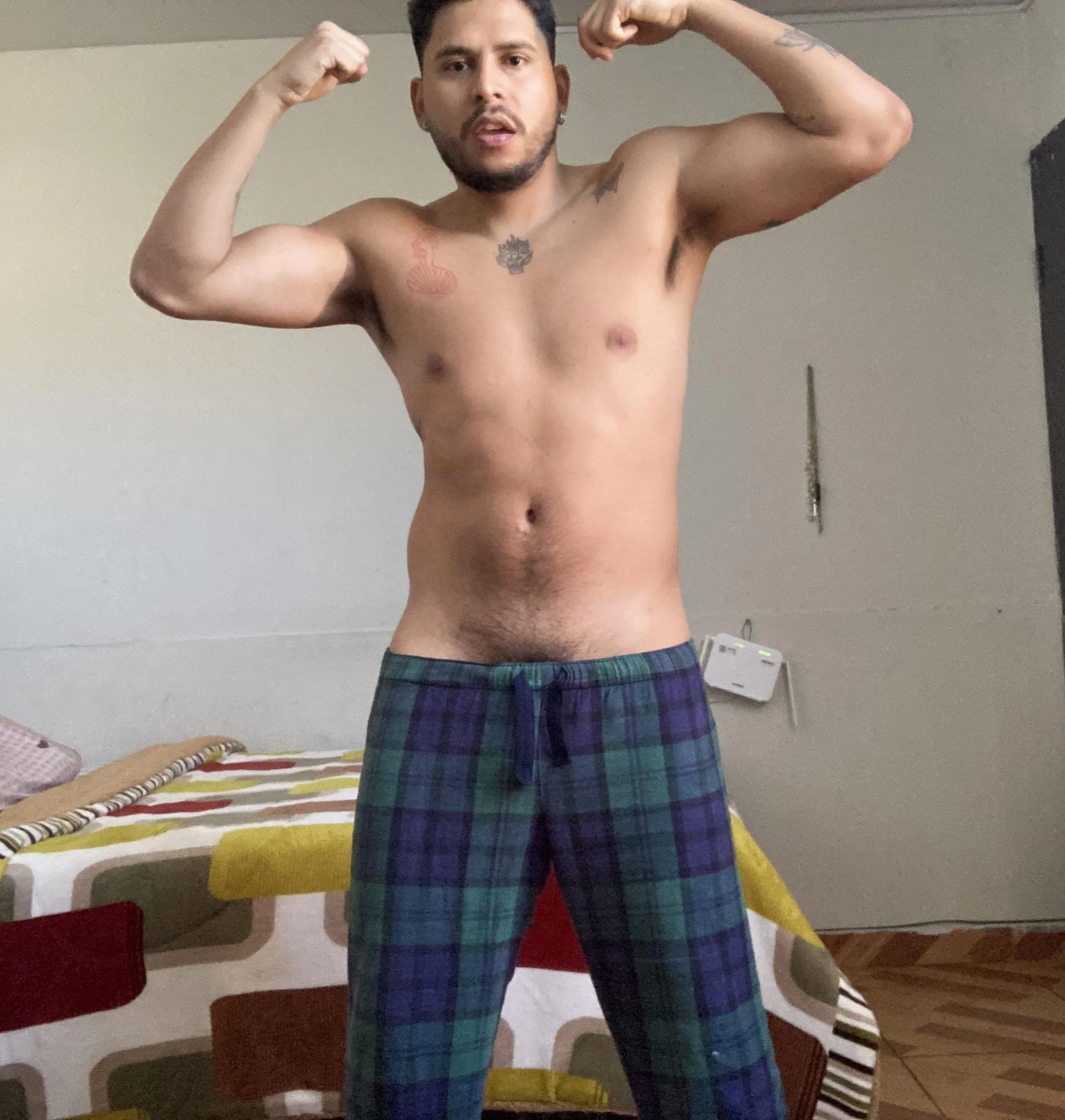 Serving biceps and stinky armpits 🥵🔥