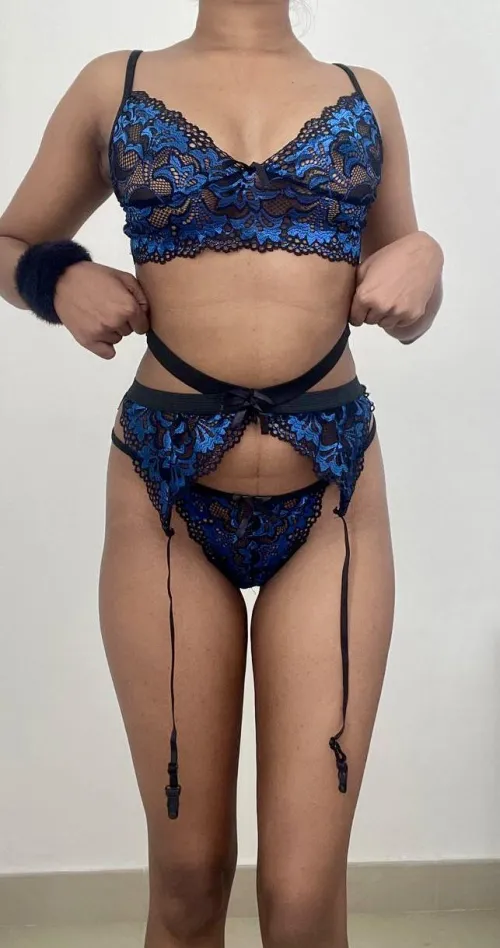 Blue looks good on brown, doesn’t it?