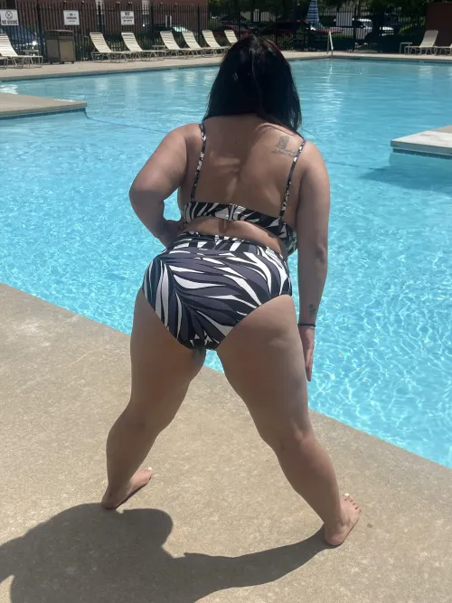 Shaking it by the pool nwa