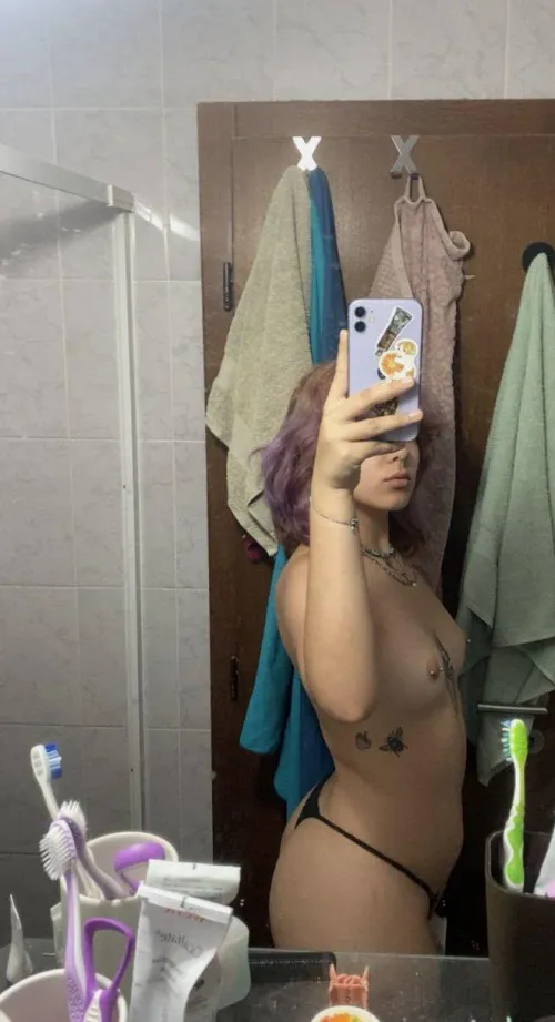 ShowOff [F] - whose cock can i wrap my lips around today?