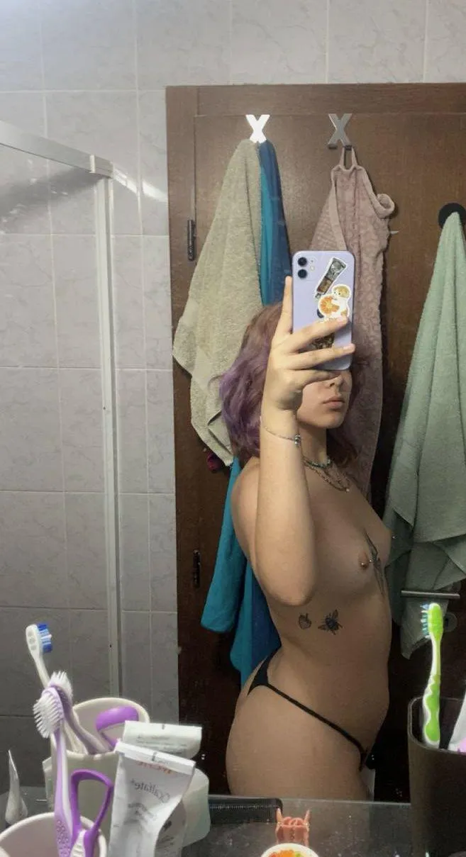 ShowOff [F] - whose cock can i wrap my lips around today?