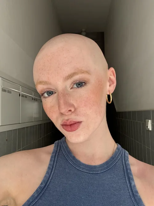 Some selfies in my entrance✨🪒