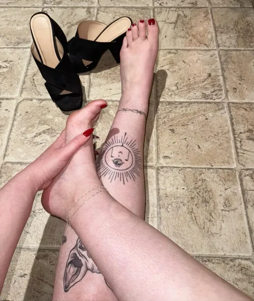 Heels off, worship begins🦶🏻💅🏻🙌🏻🧎🏻