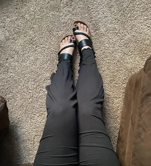 [oc] Who doesn't love a little leg showing 🩷