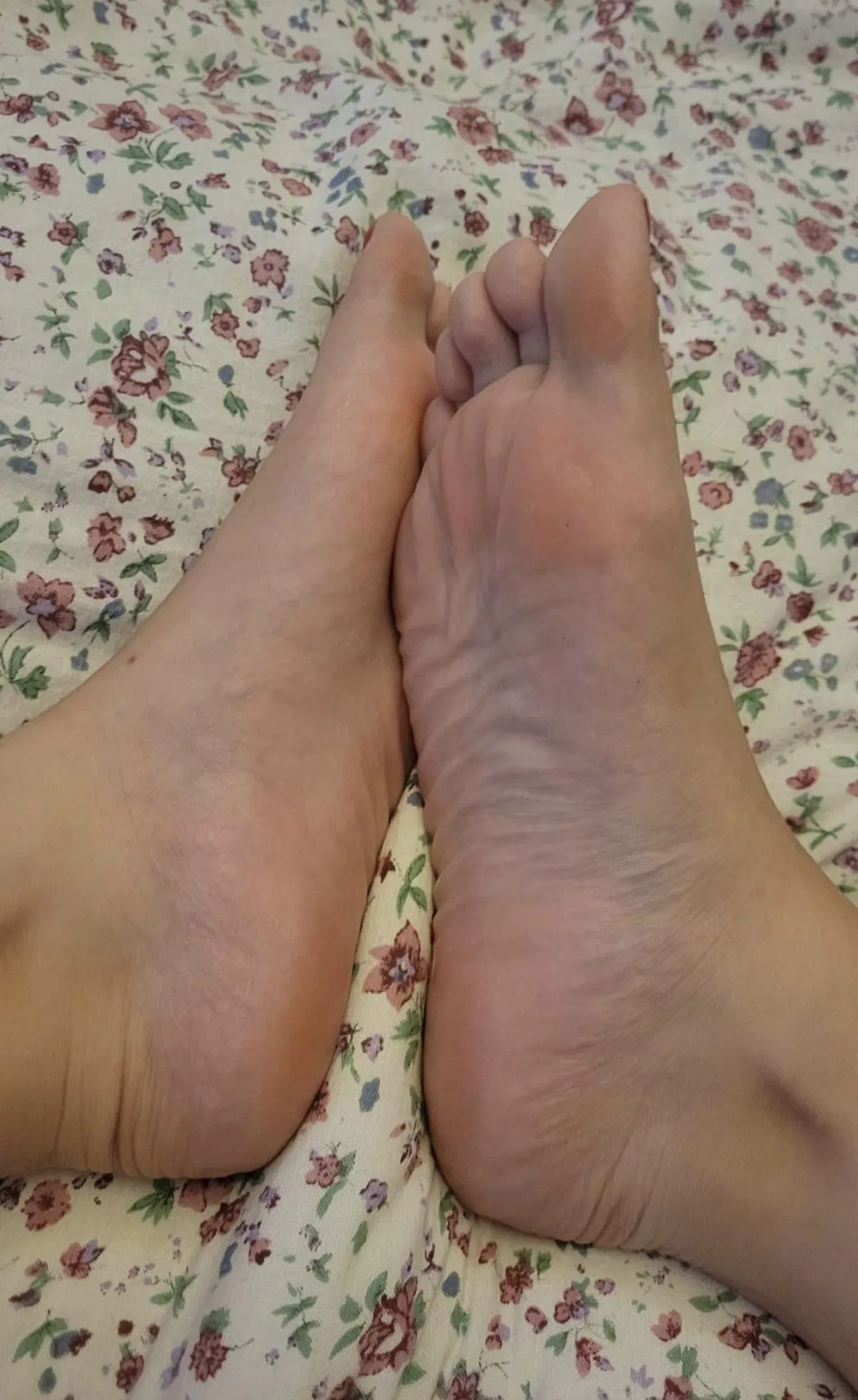 Vide tout ton sperme sur mes pieds 💦👣🥵