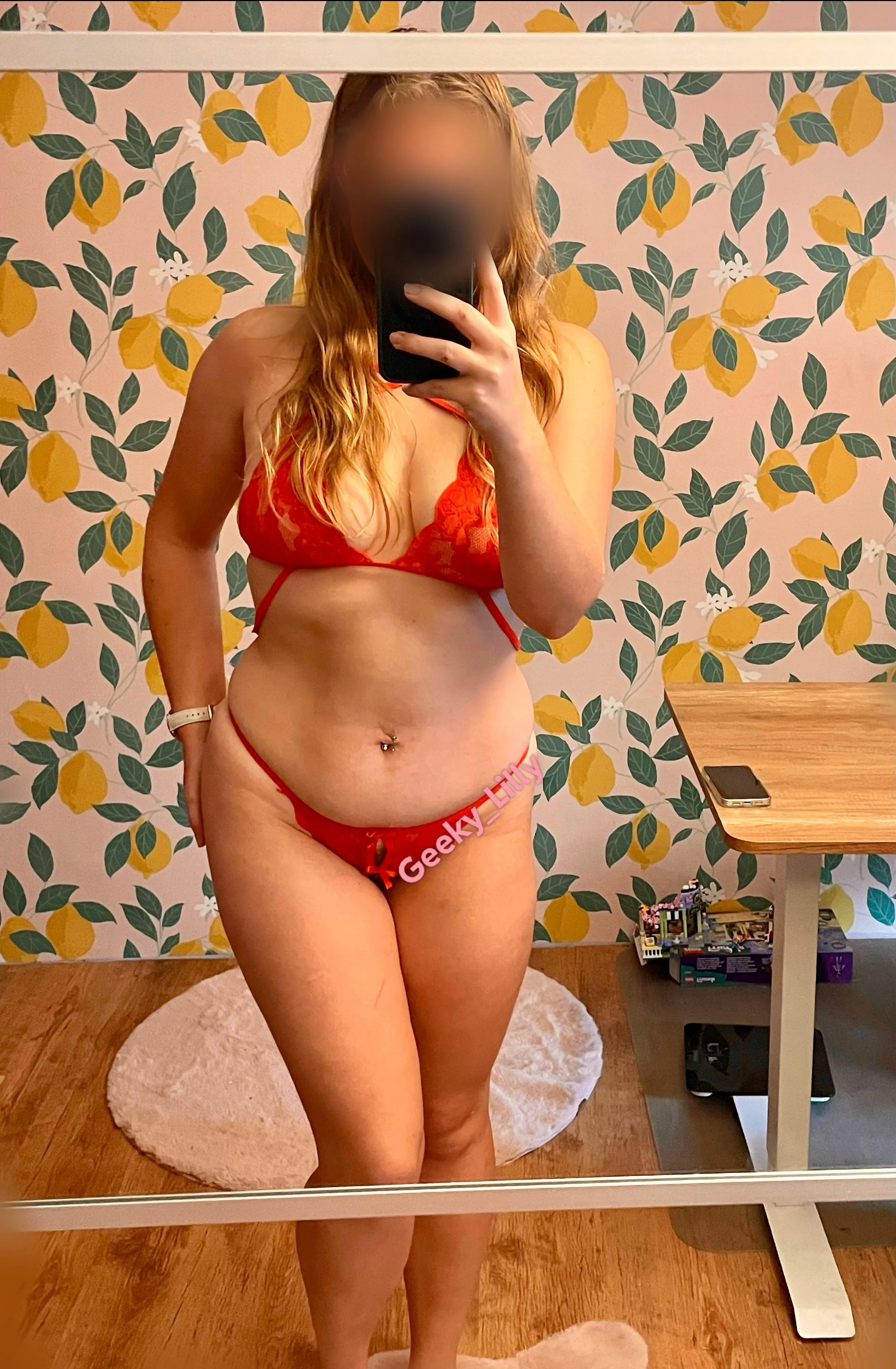 Volgens mij was dit het eerste echt lingerie setje dat ik kocht toen ik 19 was 🙈 ik was toen nog zo onschuldig 😇 en er is iets heel kinky aan… wie kan er zien wat? 😘