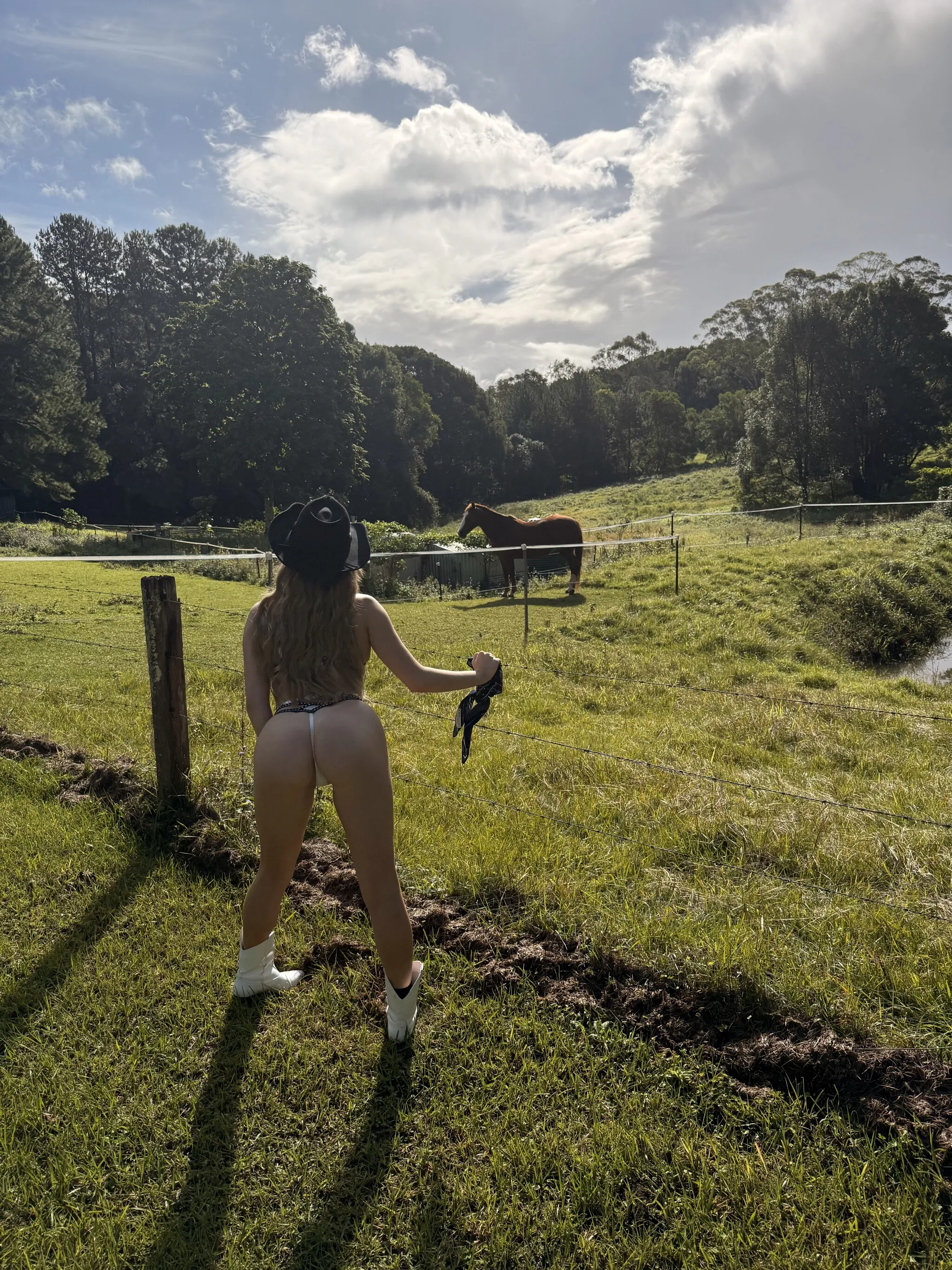 Who needs help around the farm?? 💋