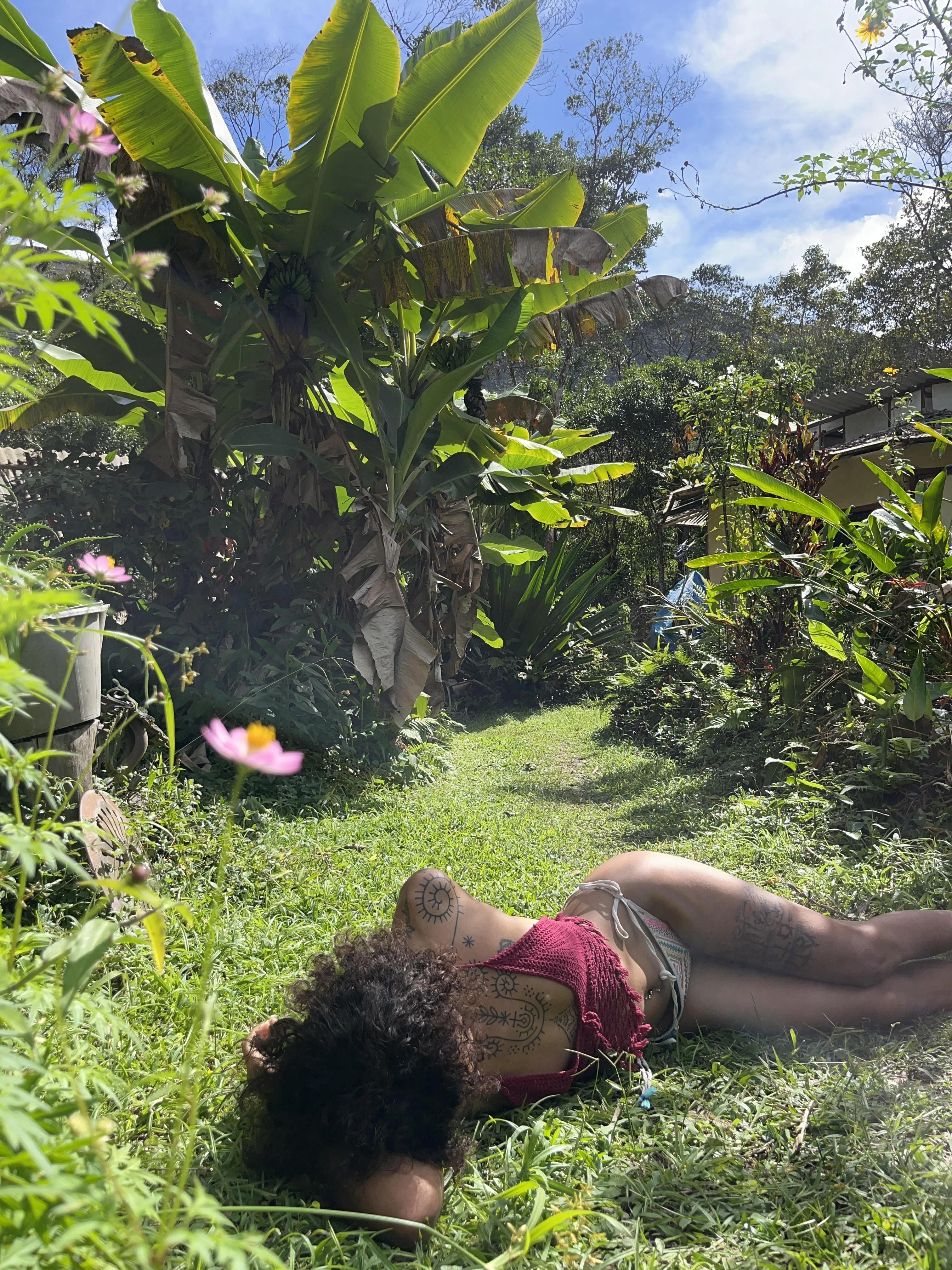 It just feels so good to lie on the grass and feel the sun. Seriously clears my head and brings me back to the present. I need this kind of thing every day