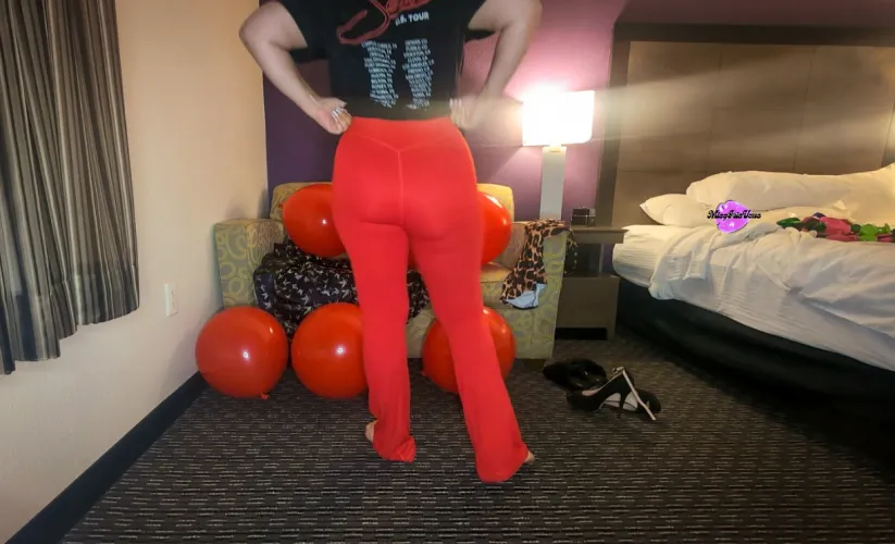 🎈Red balloons, round and nervous. Just how I like them🎈