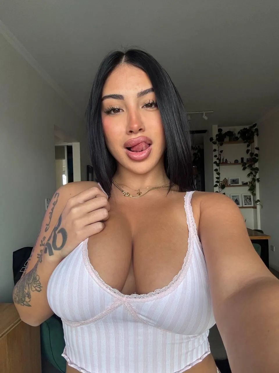 bet u can’t last longer than my lip gloss