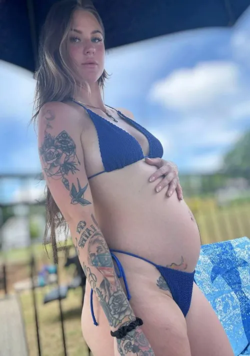 Big belly, bigger appetite—for you. 🍑