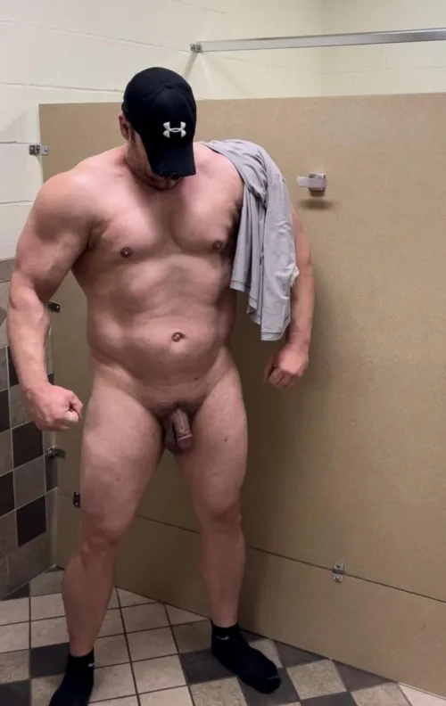 Say “Yes” if you like 6’7 355 Lbs married gym guys