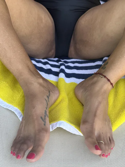 showing off the anklets at the pool❤️💋Mia