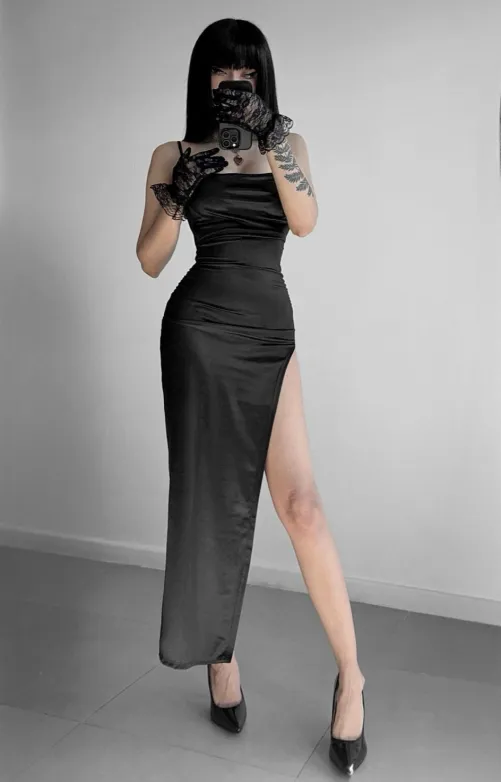 The more you look, the more control I take. Keep scrolling, keep losing yourself.