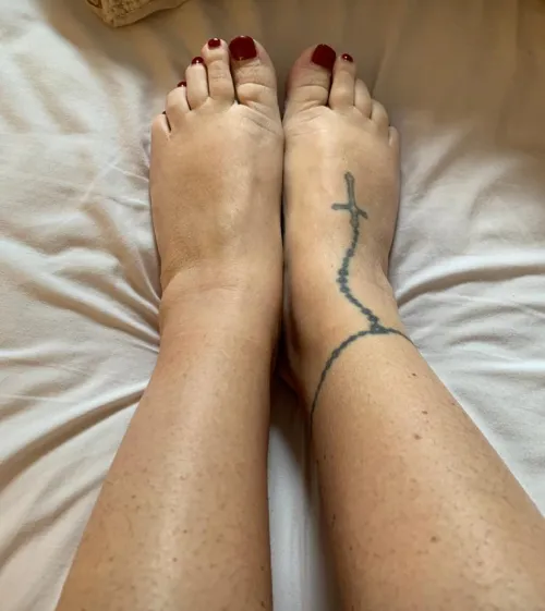 Worship a MILF feet?
