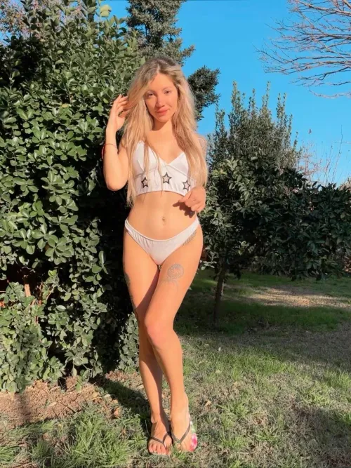 young girl with no shame rn