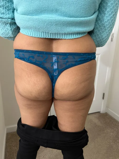39 wife love to expose in thong!