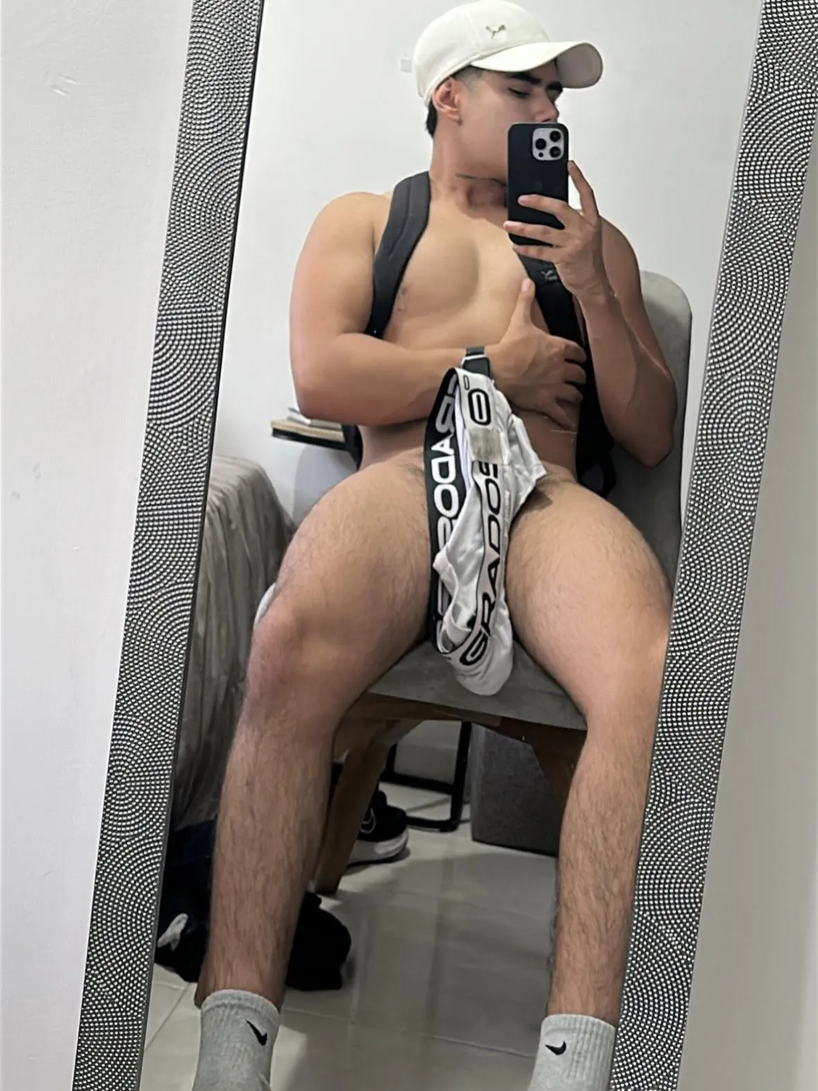 Damn! It's so hot to come home from the gym after sweating a lot.