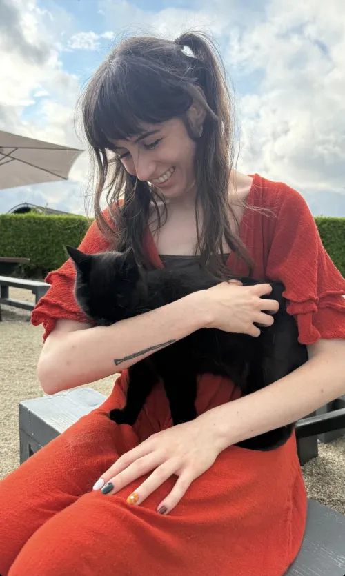 Dodie looking extra fine today 👀