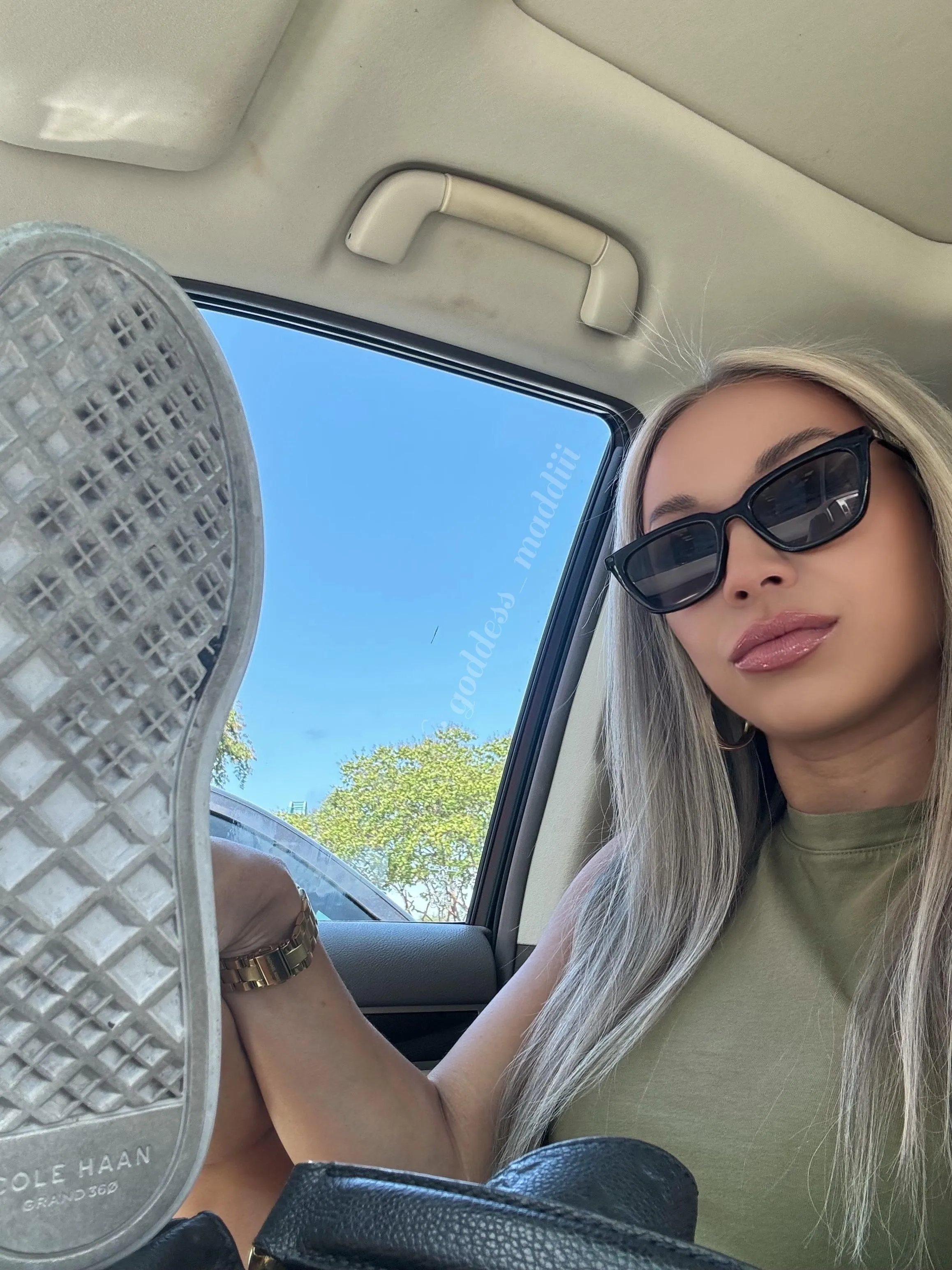Slaves lick my goddess soles clean 👟