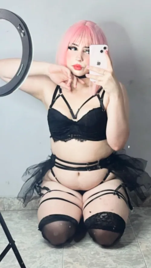 22f looking for a rebound to help me forget my cheating ex. dm me if you wanna have some fun with me