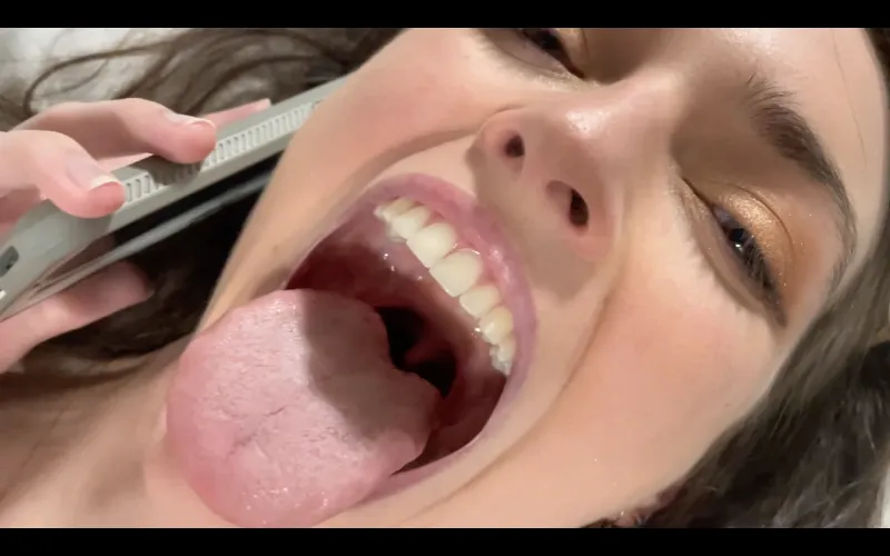 Be quiet while I eat you, I'm on the phone! {f}