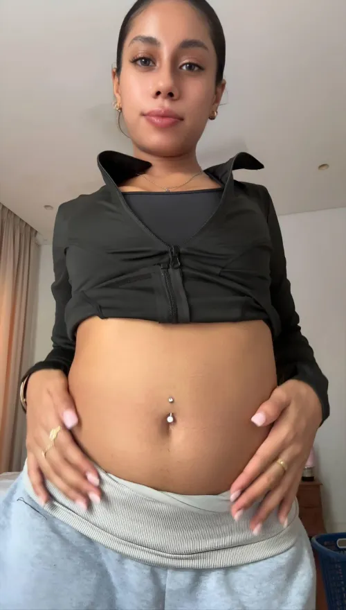 {f} Can I make you my next belly guest? 😈