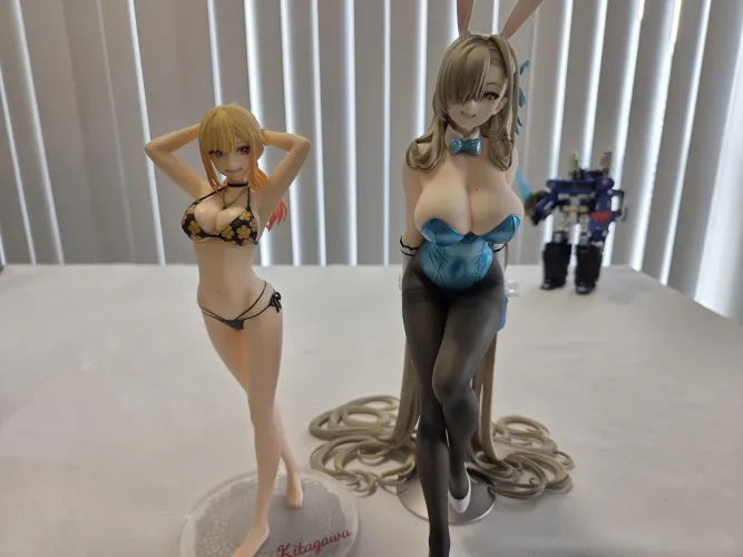 Marin Kitagawa with her fellow confident blonde gyaru Asuna Ichinose