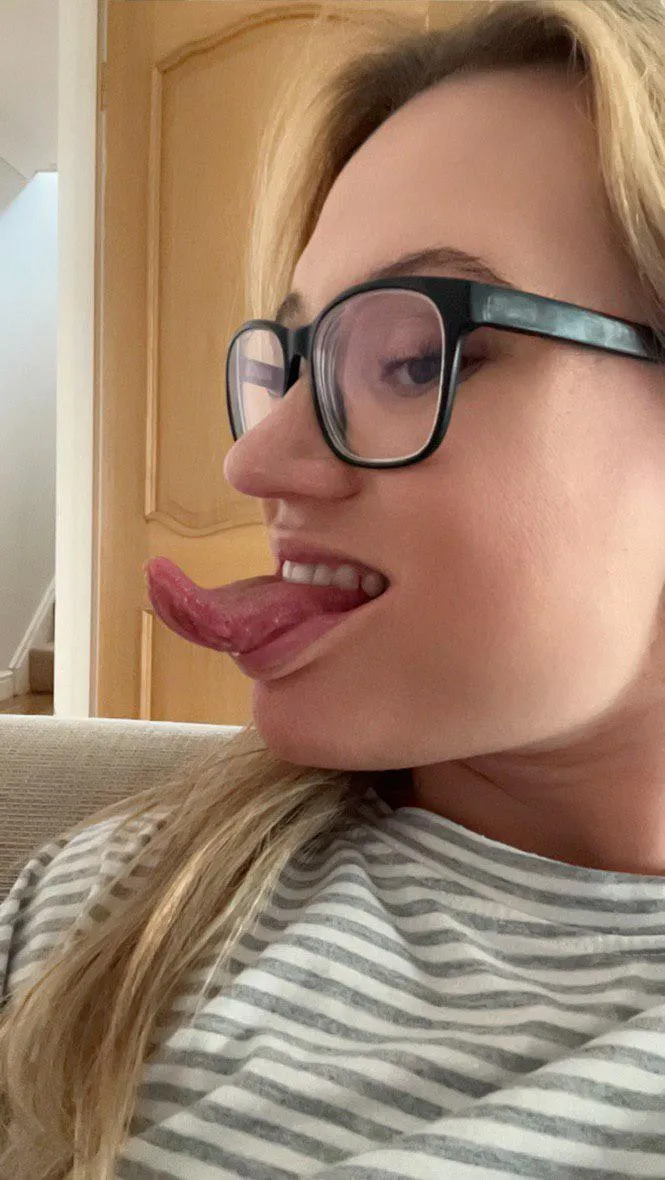 The blonde rejoices and has fun with the spread on her face