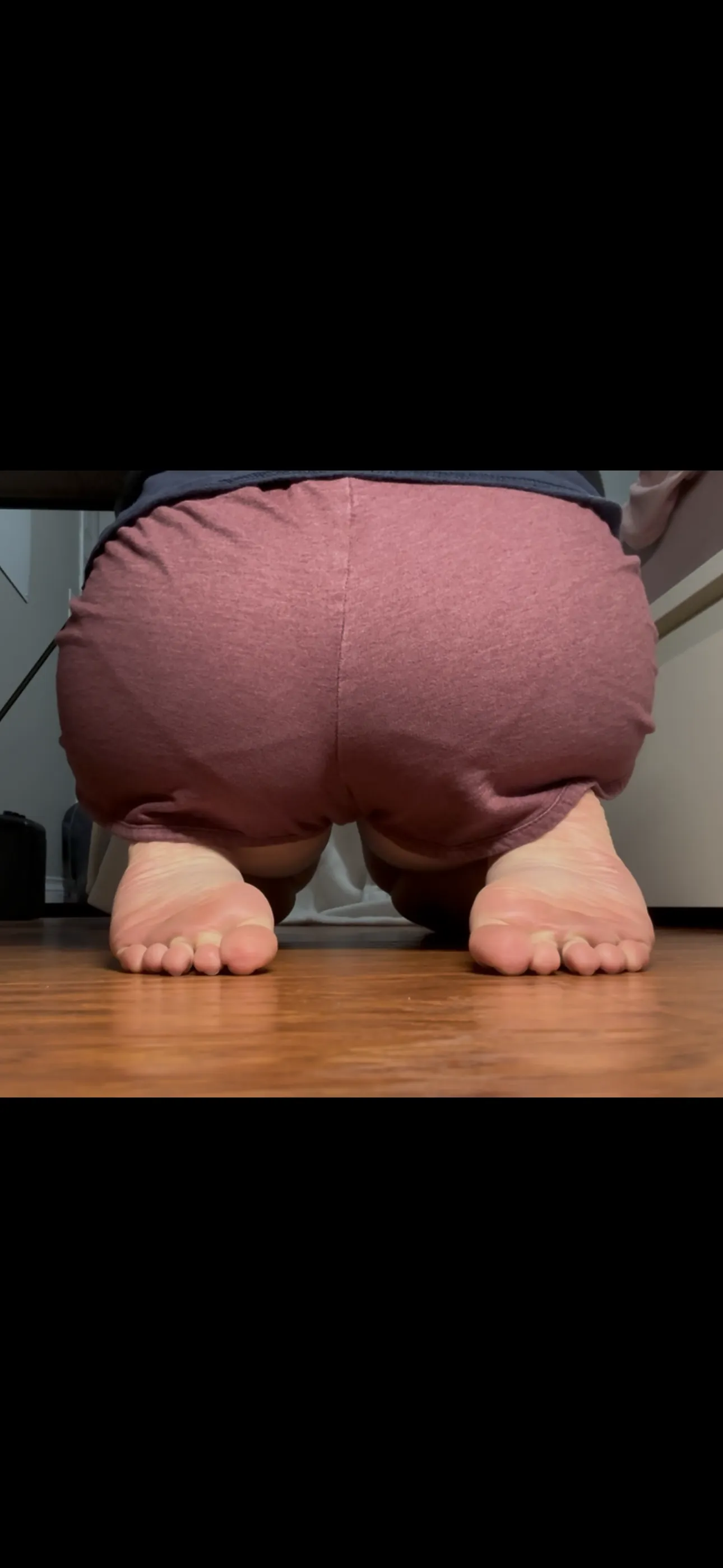 You know you want to play with these pretty asian feet :)