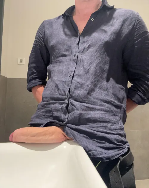 Your new 6’4 roommate has a massive cock 😈