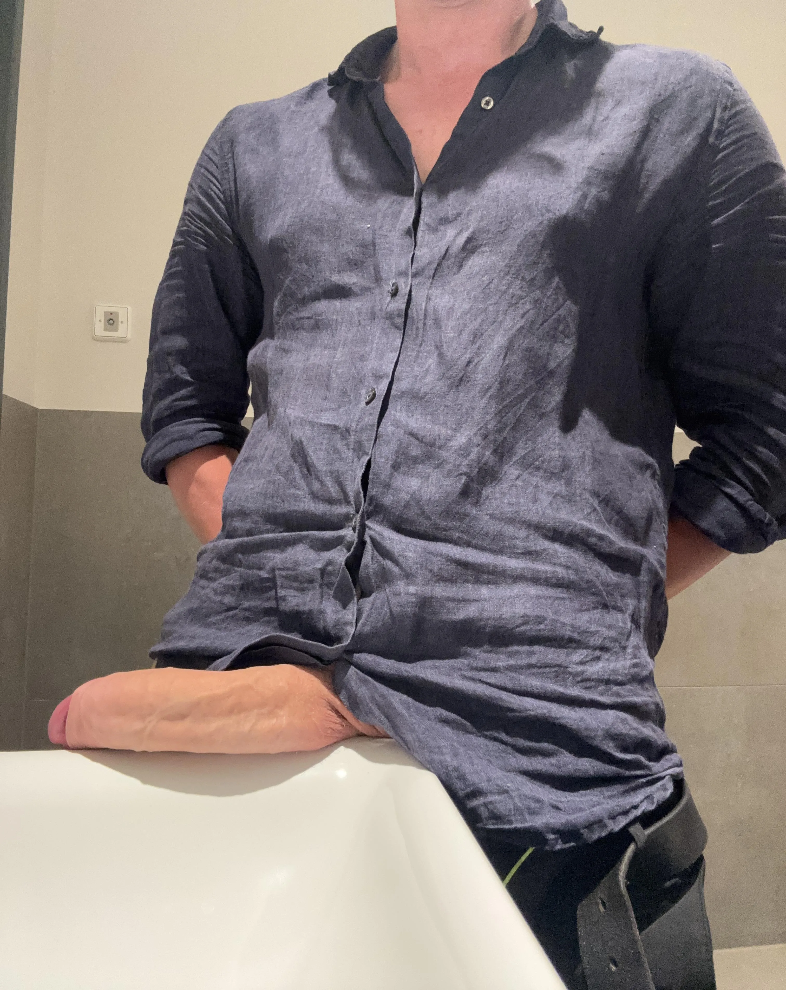 Your new 6’4 roommate has a massive cock 😈