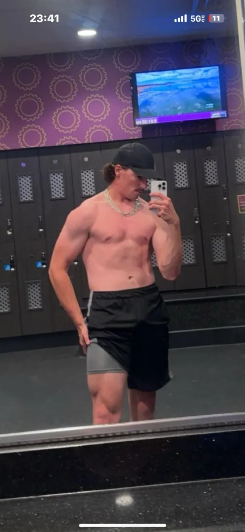 20M looking for hot wife/milf dm me