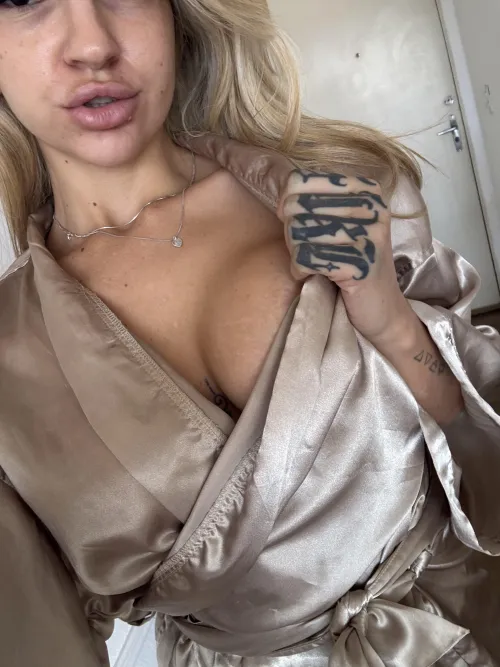 22 [f4m] Not here to meet, just here to kill time and maybe spark something fun