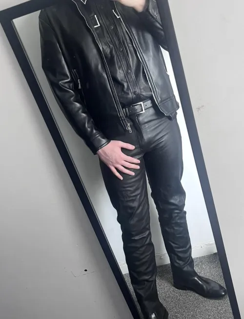 Always nice having a shiny body, what would we do together? 😈