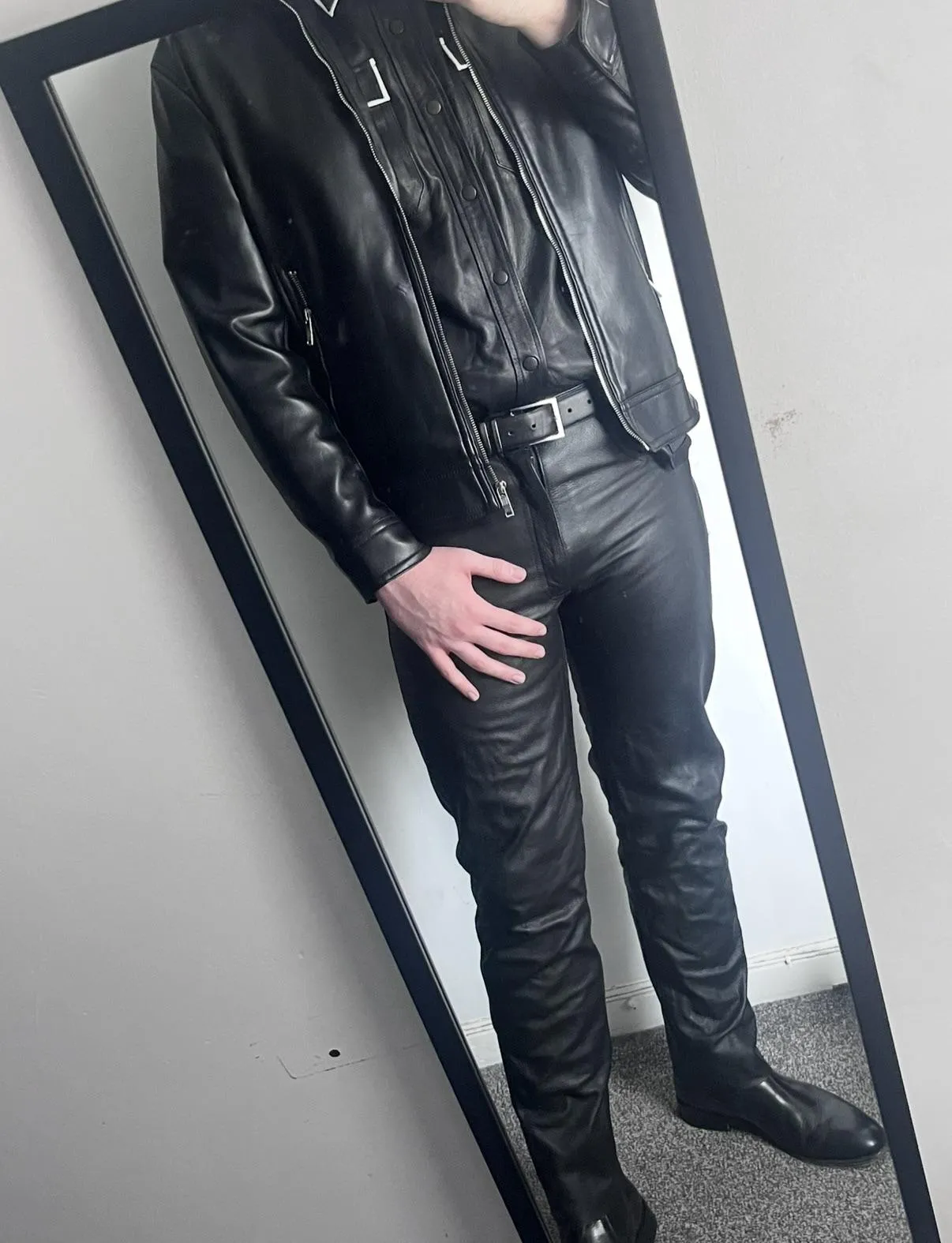 Always nice having a shiny body, what would we do together? 😈