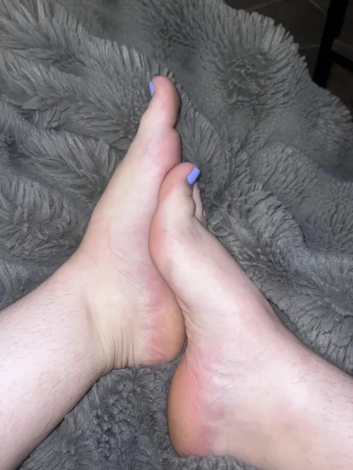 mommy wants to arch her feet on ur back…