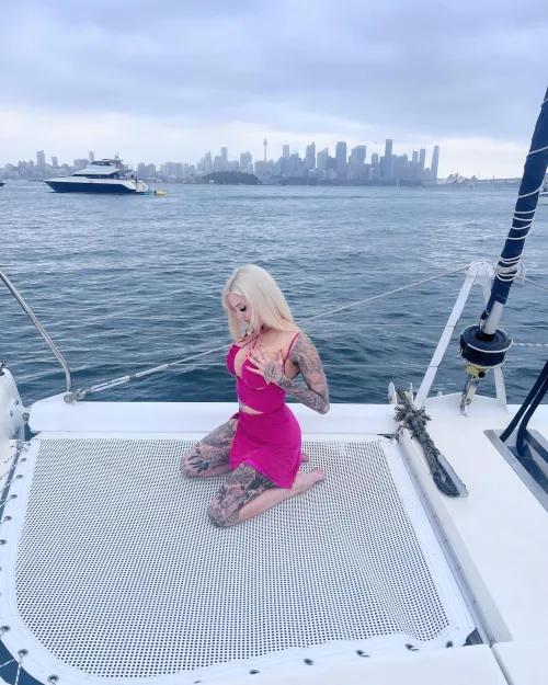 Tell me how bad you want me to sit on your face.