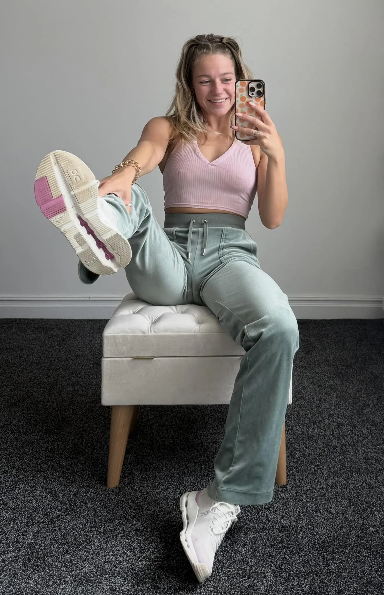 Treating you to my pink girly Oncloud sneakers again 😇