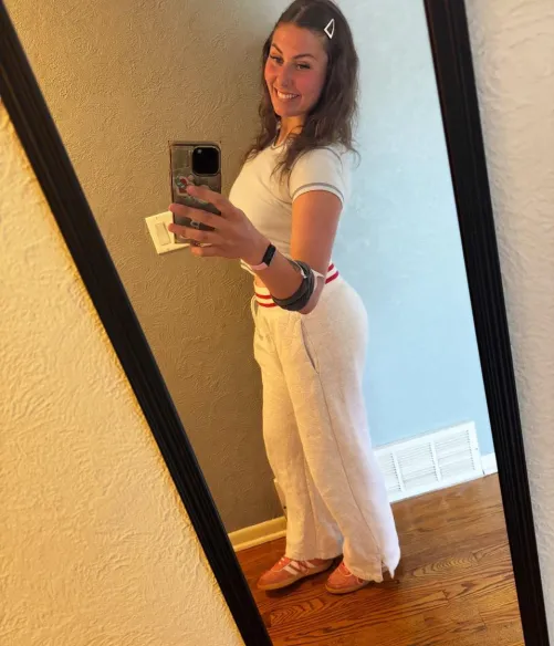 Mom of 1 here. 26, Would you hit on me?🫣👟